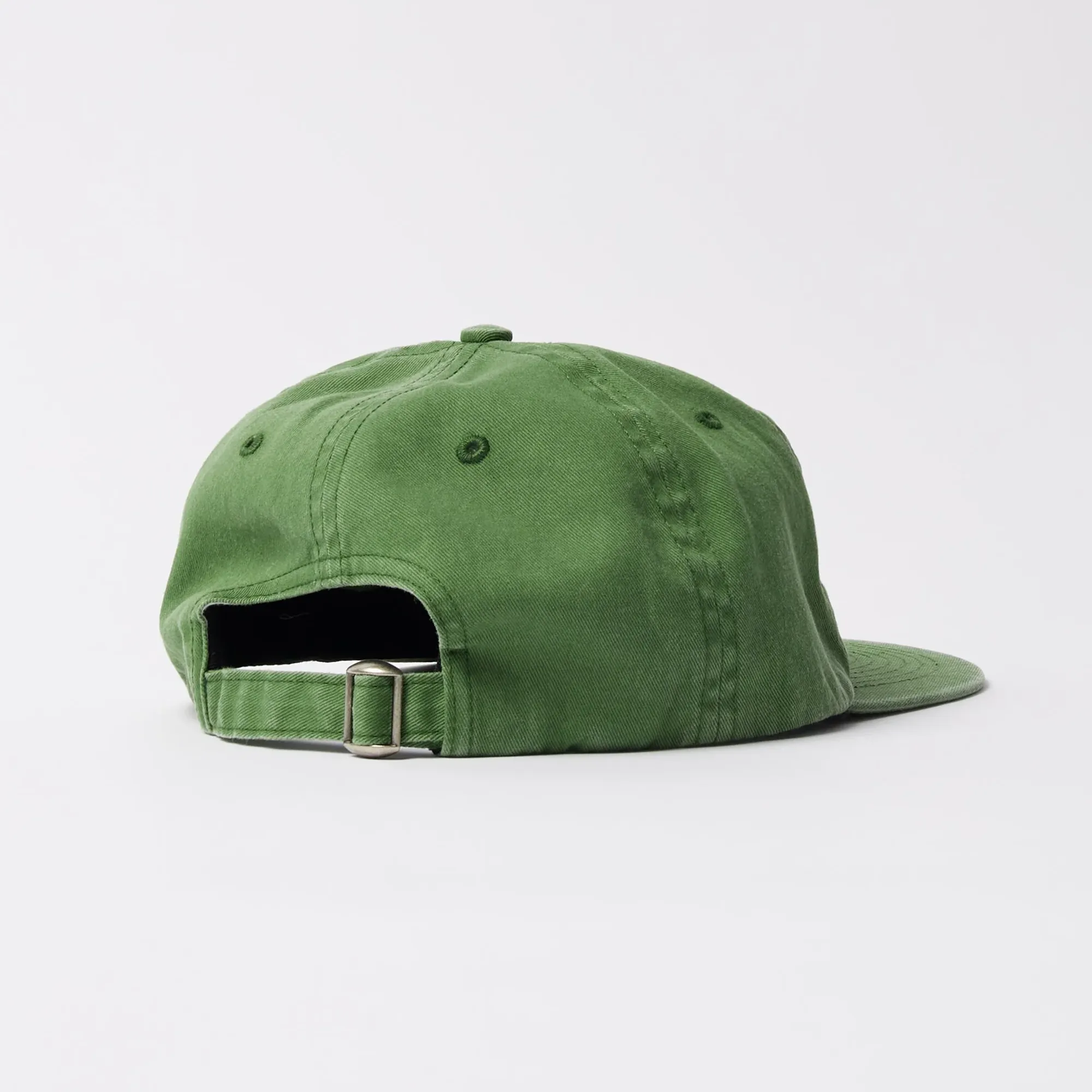 Détail sangle et boucle en laiton de la casquette Parra Signature 6 Panel verte