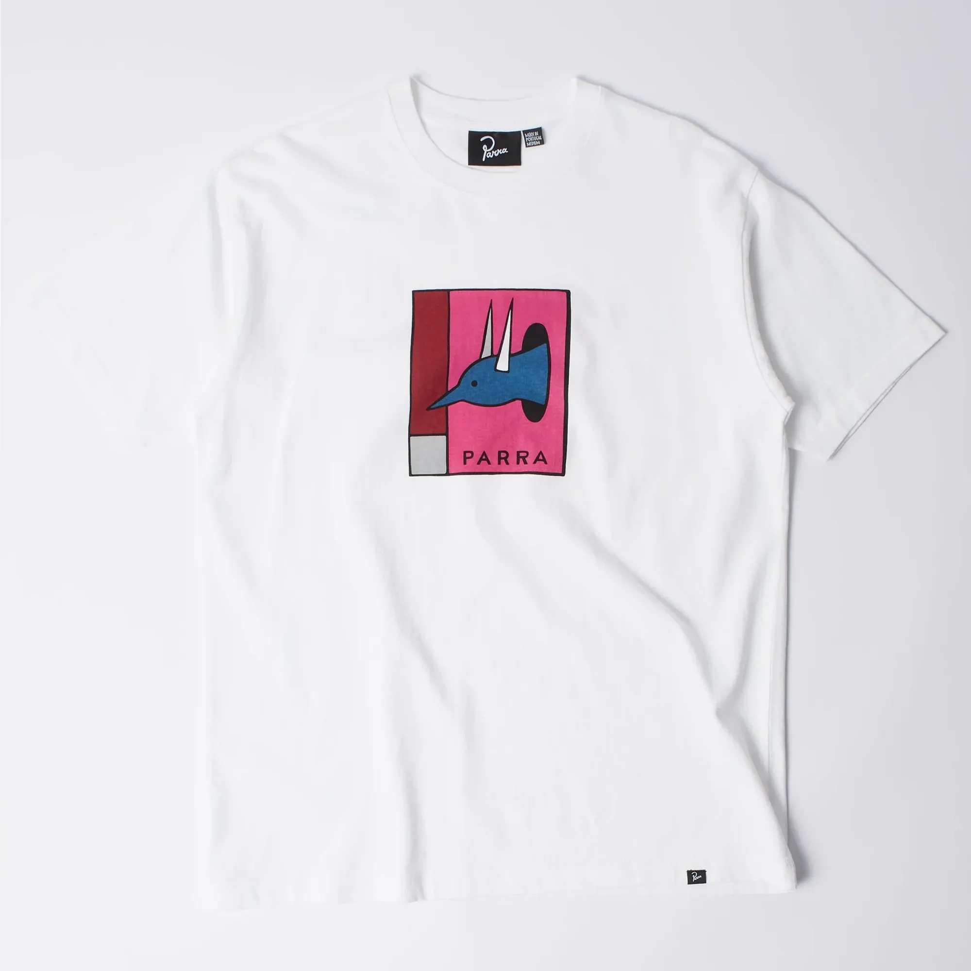 T-shirt blanc Parra The Hunted avec imprimé graphique sur la poitrine vue de face.