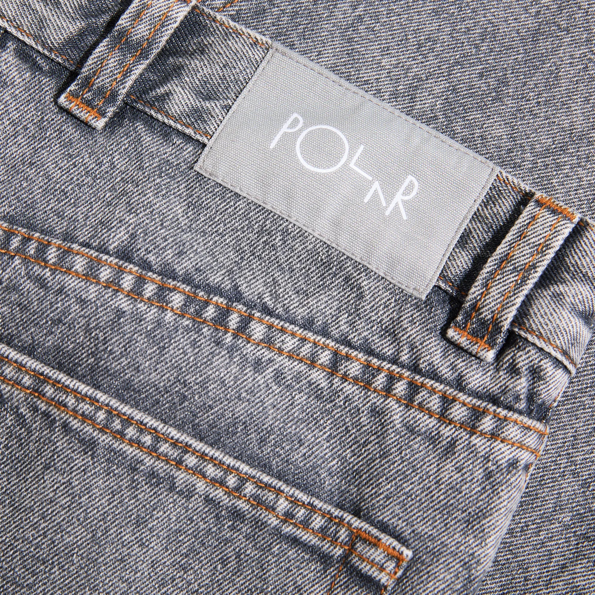Détail du patch tissé à la taille du pantalon streetwear premium Polar Skate Co gris.