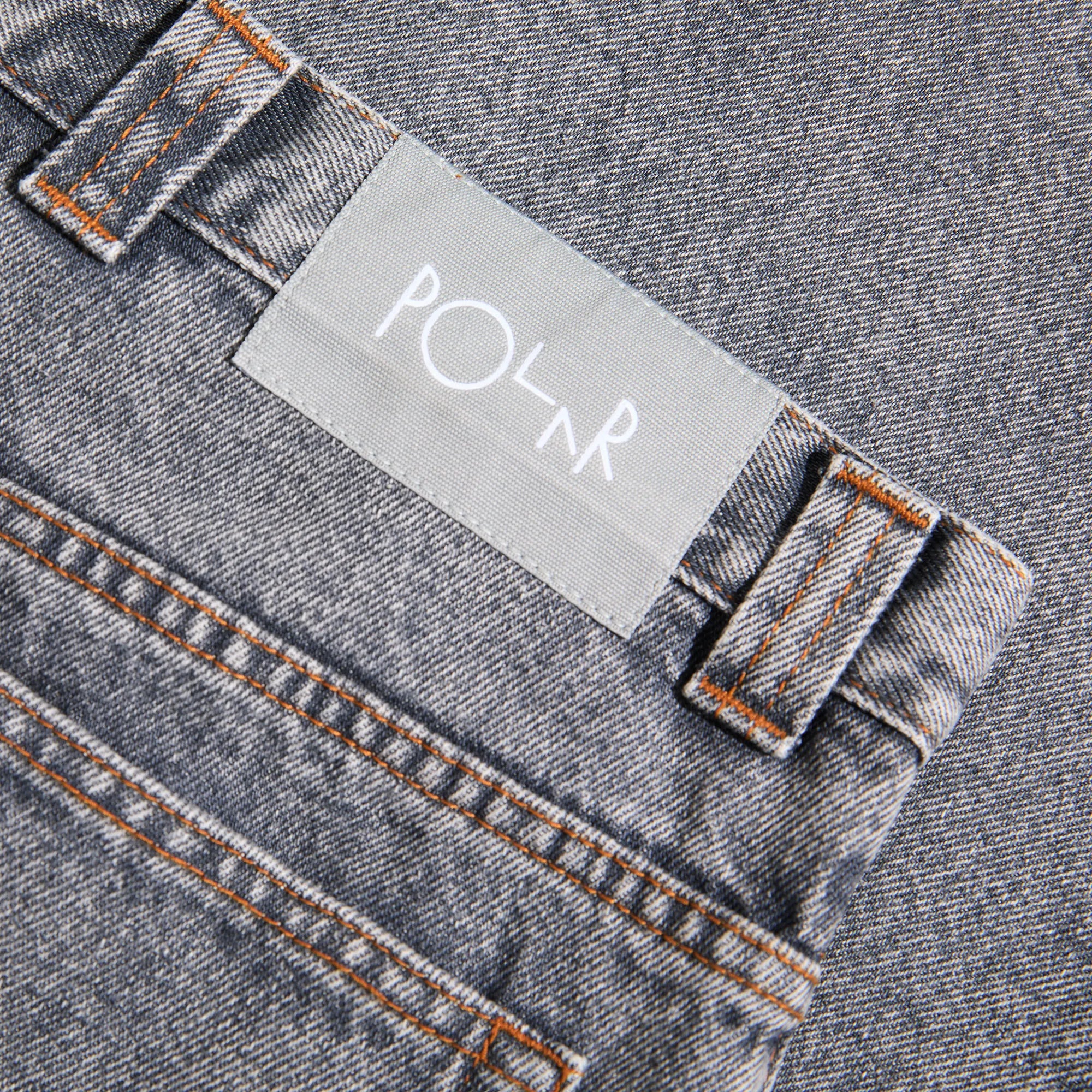 Détail du patch tissé à la taille du pantalon streetwear Polar Skate Co 93 gris.