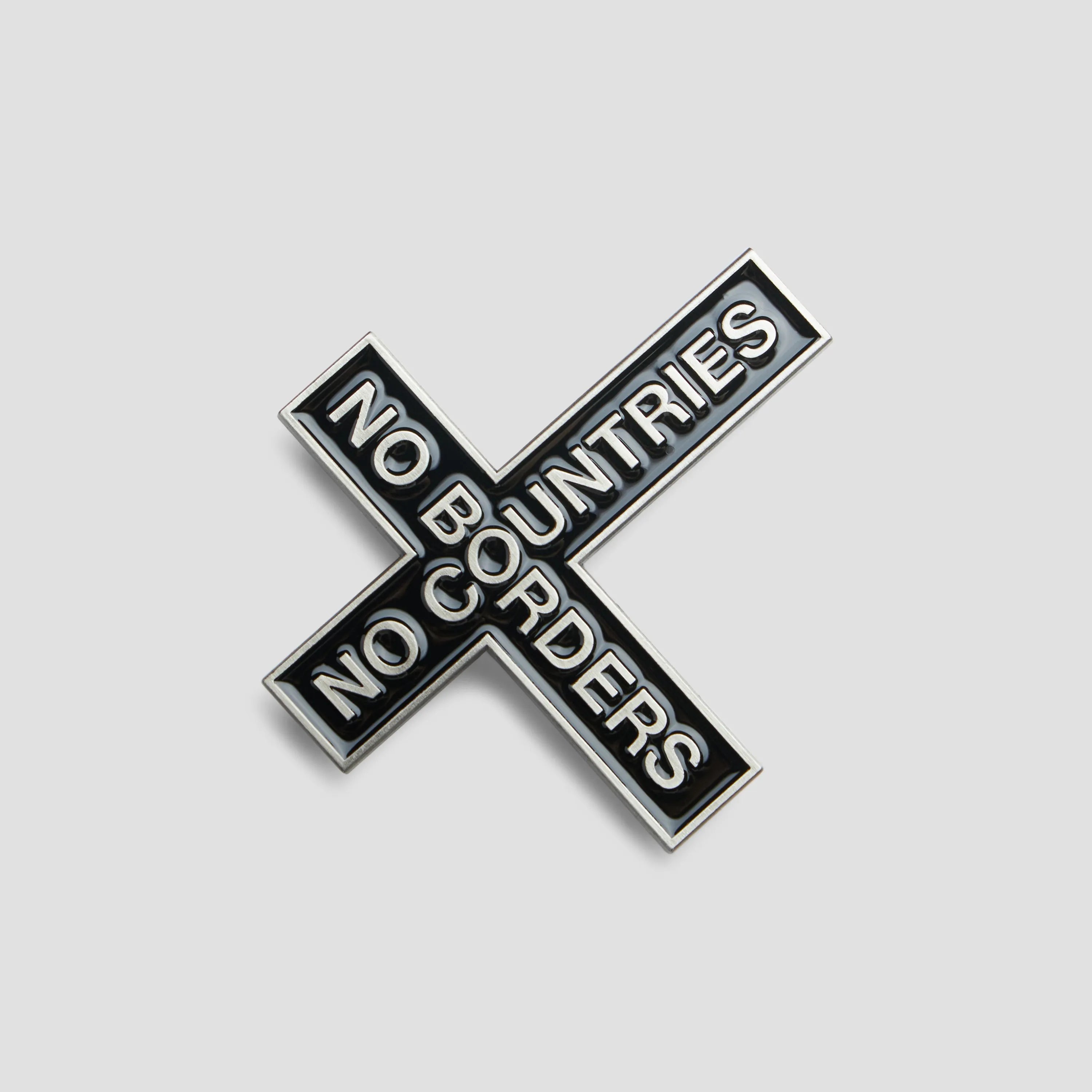 Pin Rassvet No Borders No Countries en métal émaillé noir et argenté