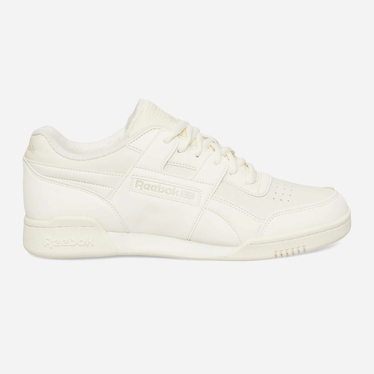 Paire de Reebok LTD Workout Plus OG Chalk Vintage en cuir craie, vue trois quarts avec sangle de médio-pied et lacets plats crème
