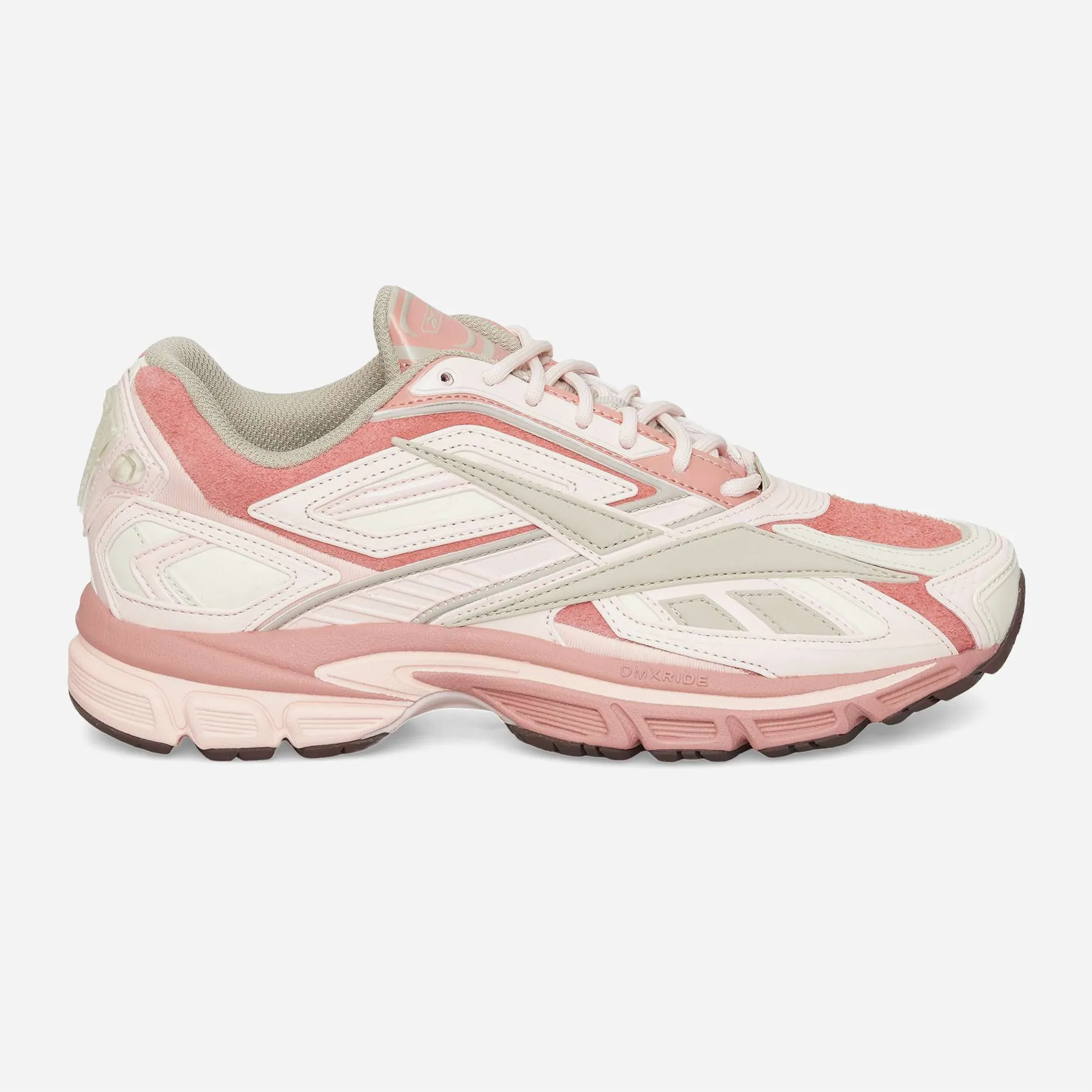 Profil extérieur de la sneaker tech-runner Reebok Premier Road Ultra montrant l'empeigne géométrique en daim rose et blanc et la semelle DMX Ride.
