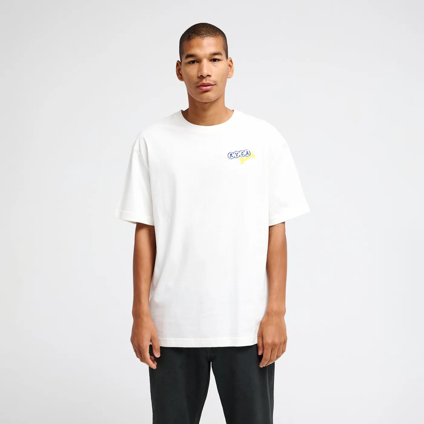 T-shirt blanc RVCA Dalas Tiger Palm avec petit logo poitrine vue de face.