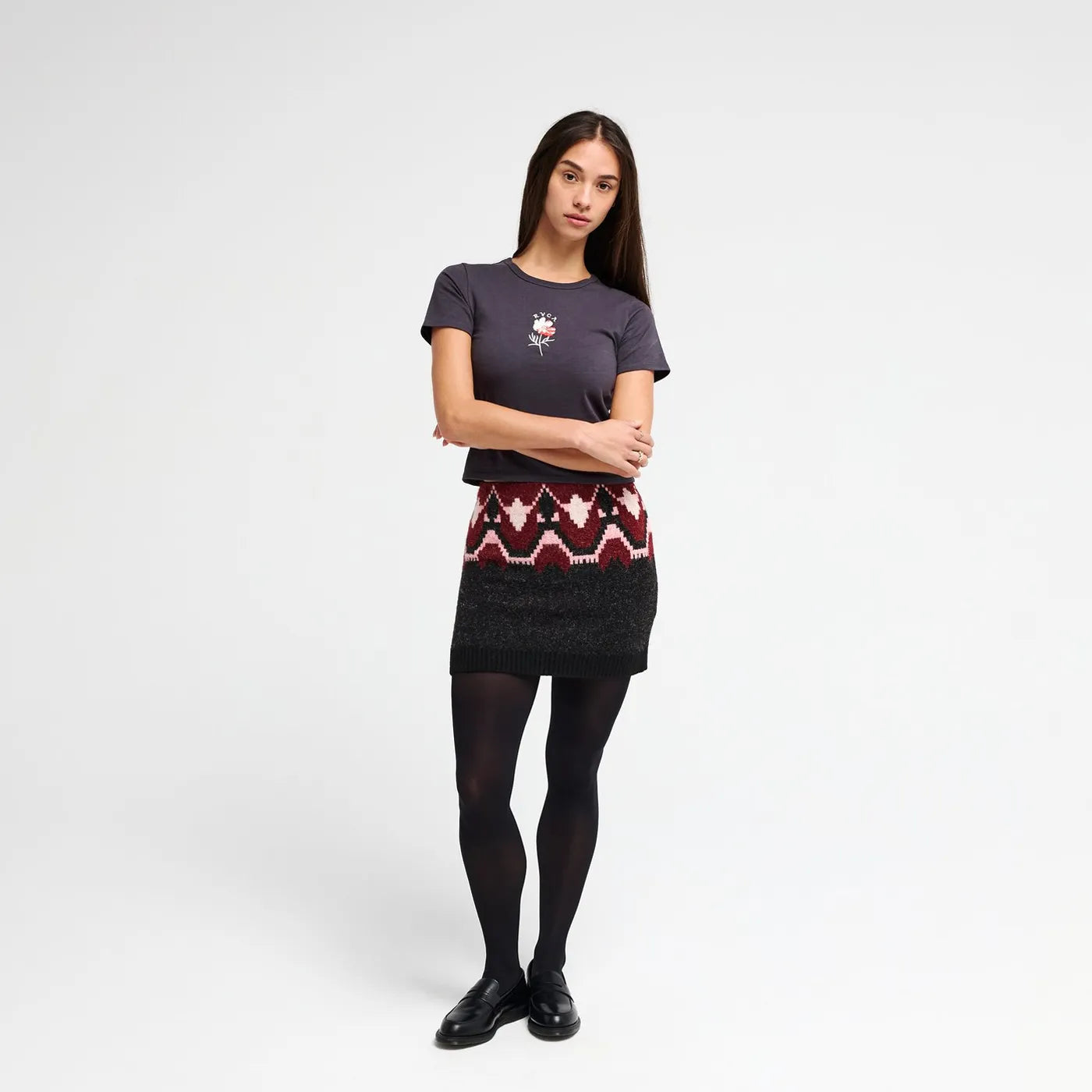 Jupe en tricot ajustée RVCA Fairisle Skirt portée avec t-shirt sombre et collants