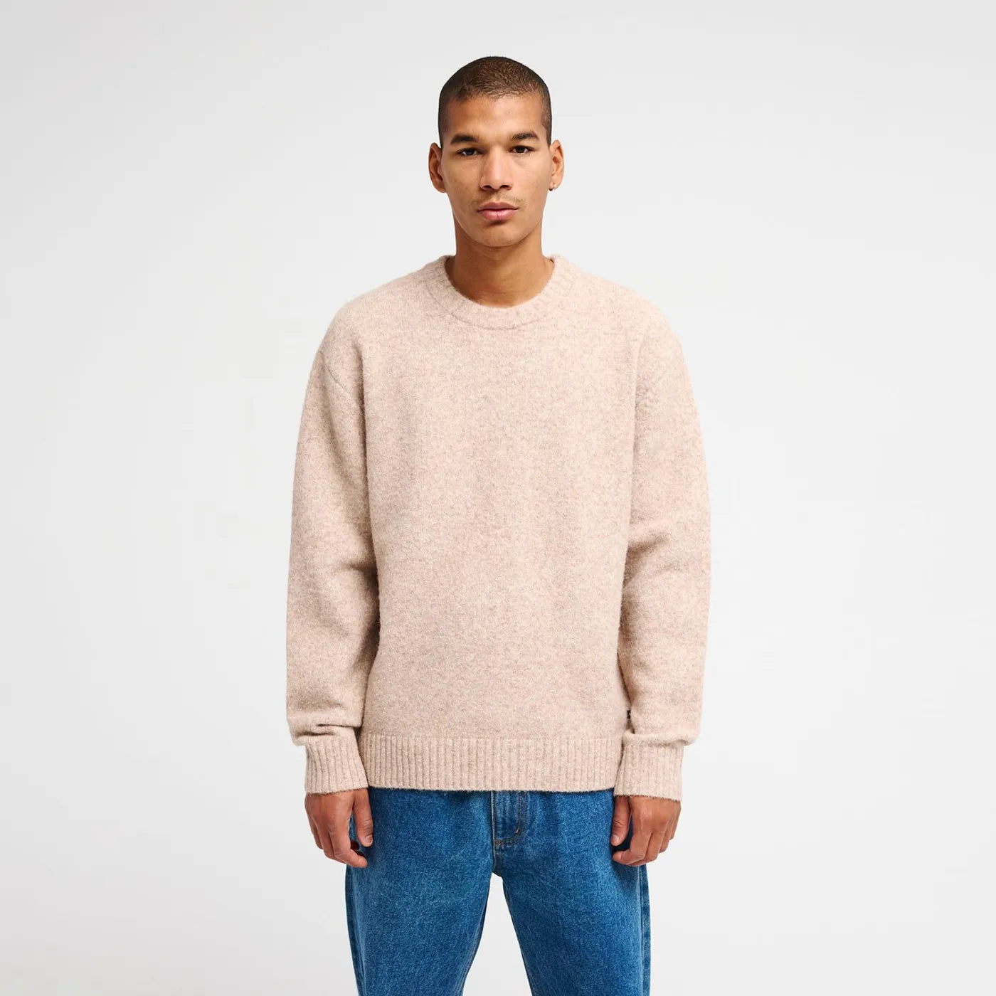 Pull col rond beige Natural RVCA Ino Prep Solid porté avec un jean brut