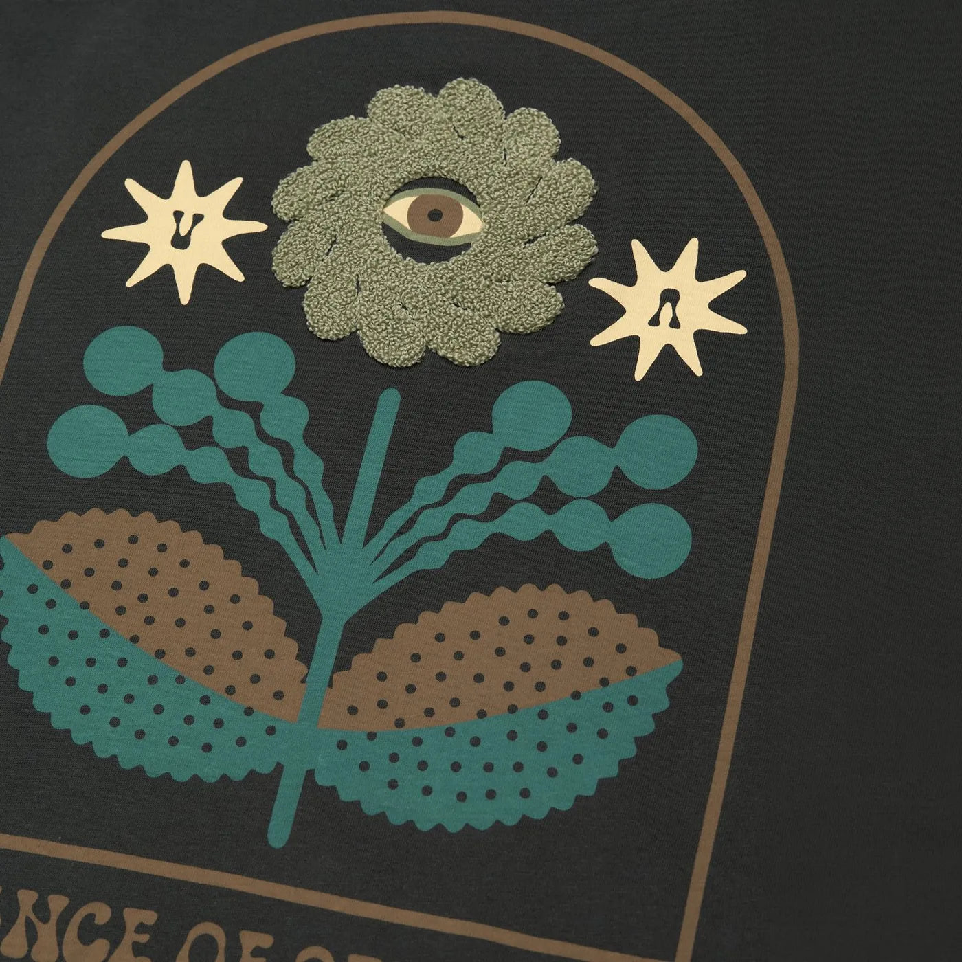 Gros plan sur le motif floral et la broderie chenille au dos du t-shirt RVCA Iris.