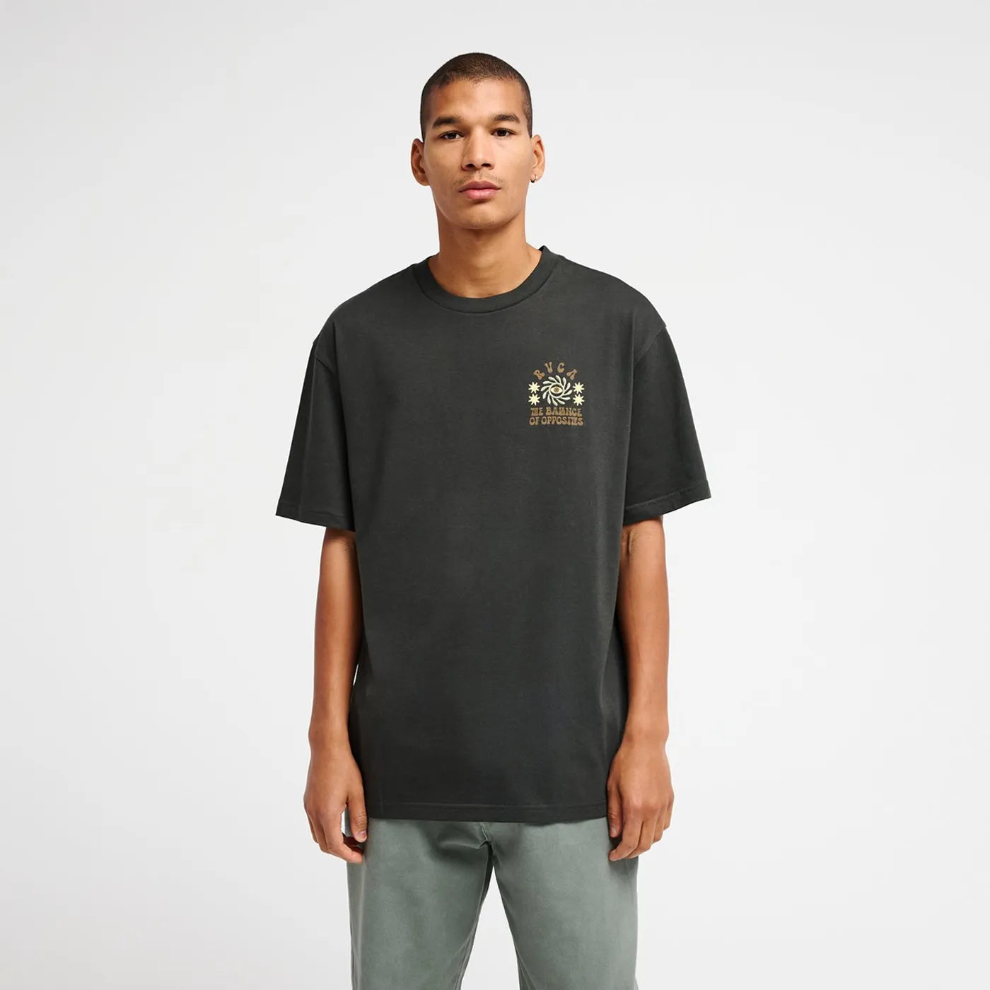 T-shirt noir délavé RVCA Iris avec imprimé poitrine vue de face.