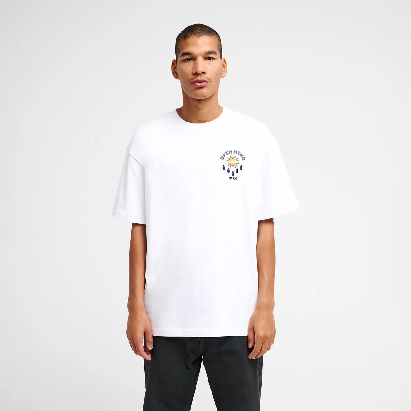 T-shirt blanc homme RVCA The Stars avec logo brodé sur la poitrine vue de face.