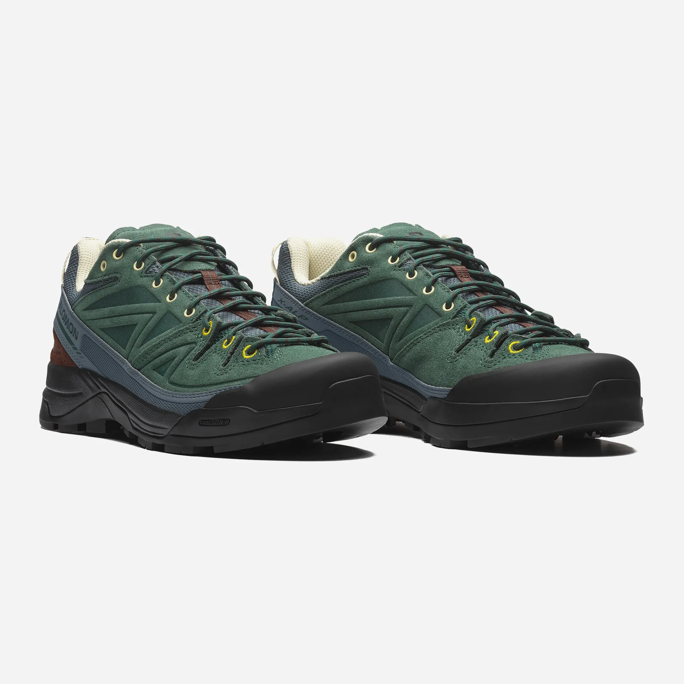 Chaussure Salomon X-ALP LTR verte et grise de face montrant le laçage classique et le pare-pierres en caoutchouc.
