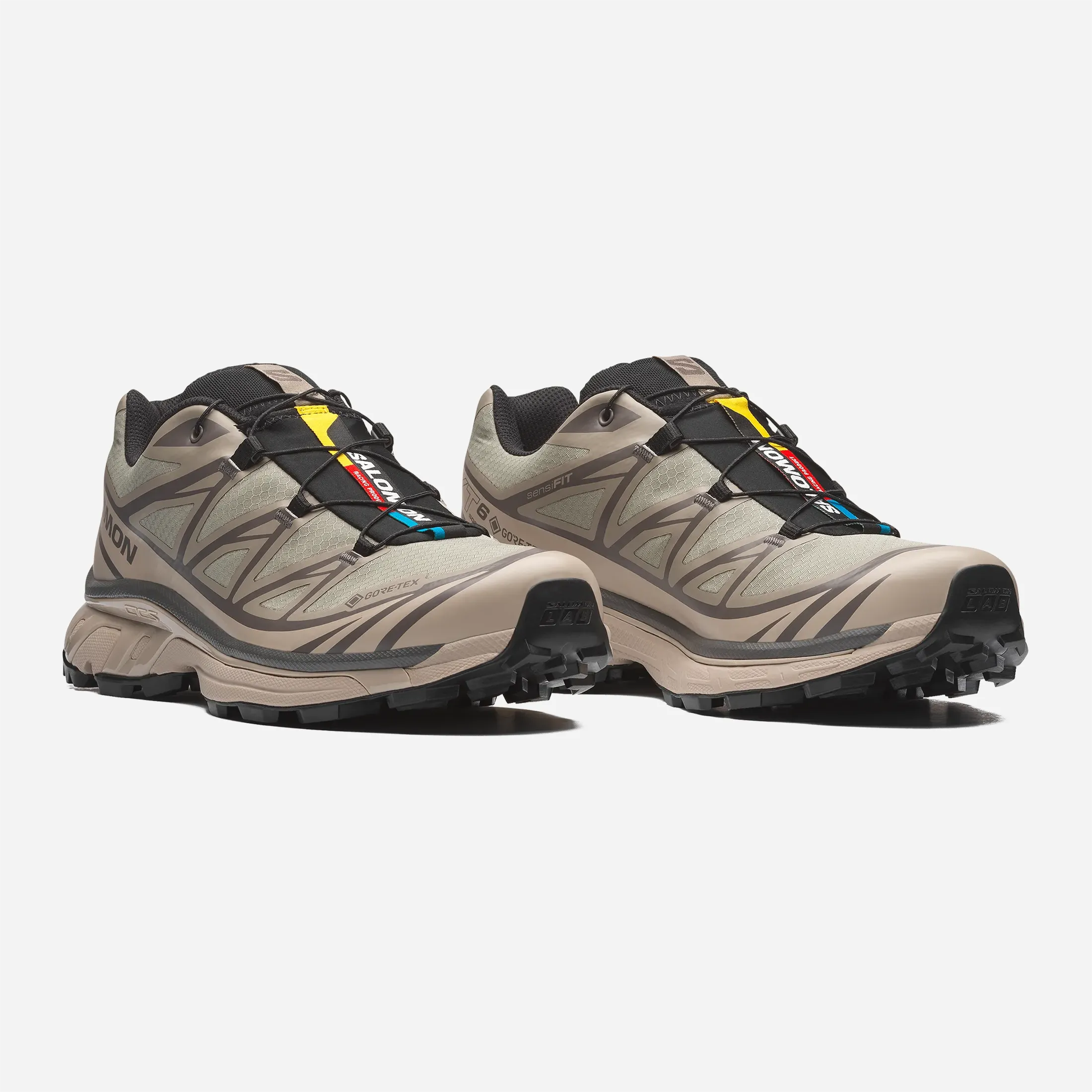 Salomon XT-6 GTX coloris White Pepper Silver Sage, système QuickLace, détail semelle Mud Contagrip