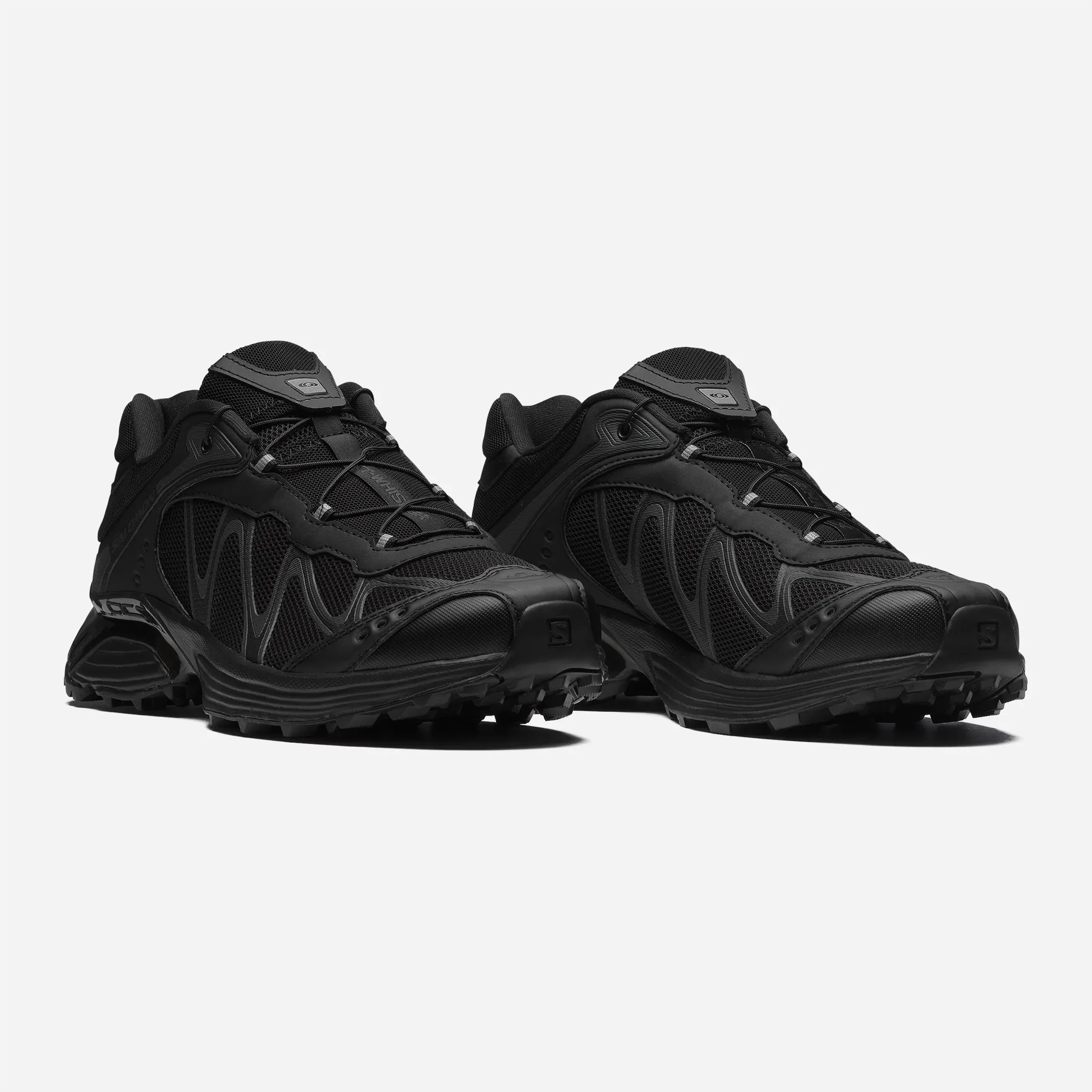 Chaussure Salomon XT-Whisper triple black de face montrant le mesh anti-débris et le système Quicklace.