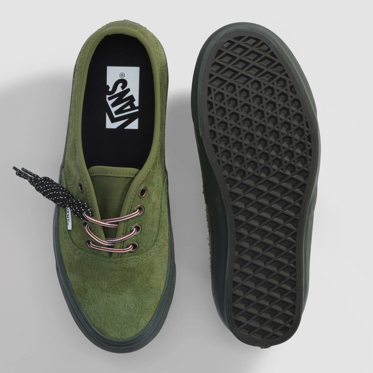 Vue de dessus et semelle Waffle de la Vans LX Authentic 44 Field Black Green, lacets rayés rouge et blanc, première noire au logo Vans