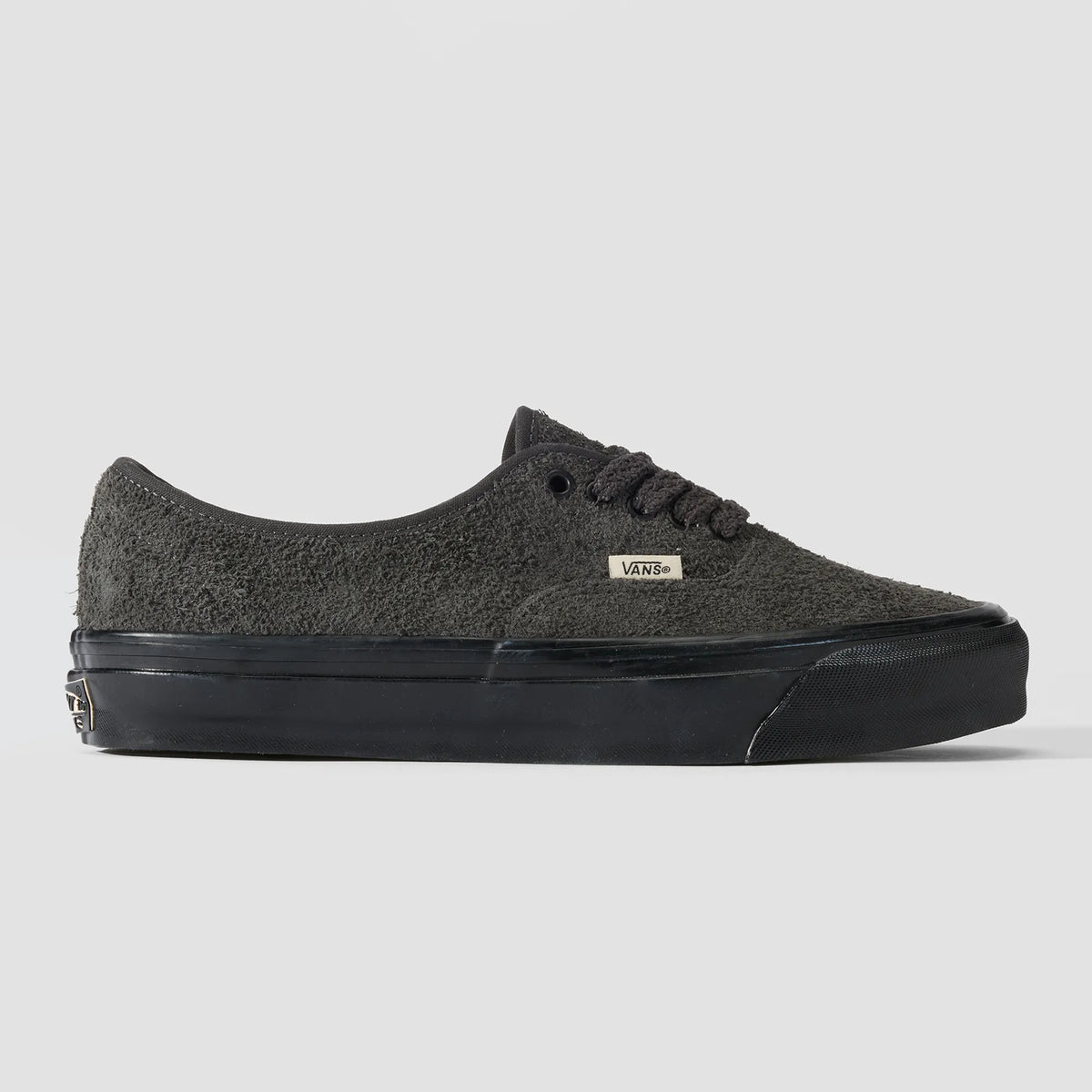 Vans LX Authentic 44 Hairy Suede Faded Black de profil, daim charbon à poil long, parois noires brillantes et lacets duveteux