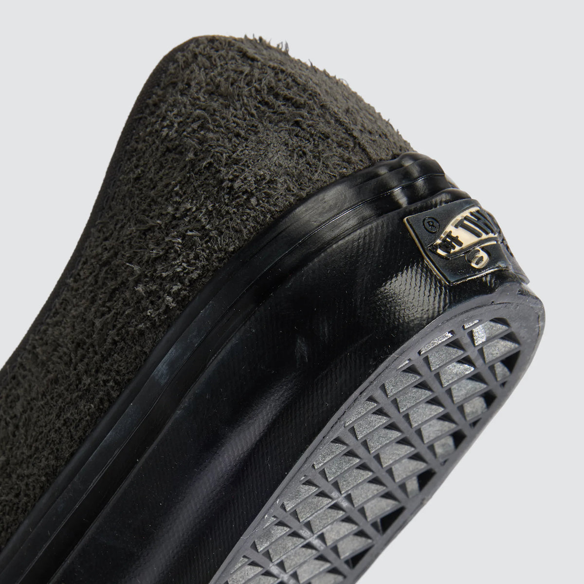 Gros plan sur le talon de la Vans LX Authentic 44 Faded Black, marquage Off The Wall et semelle Waffle noire