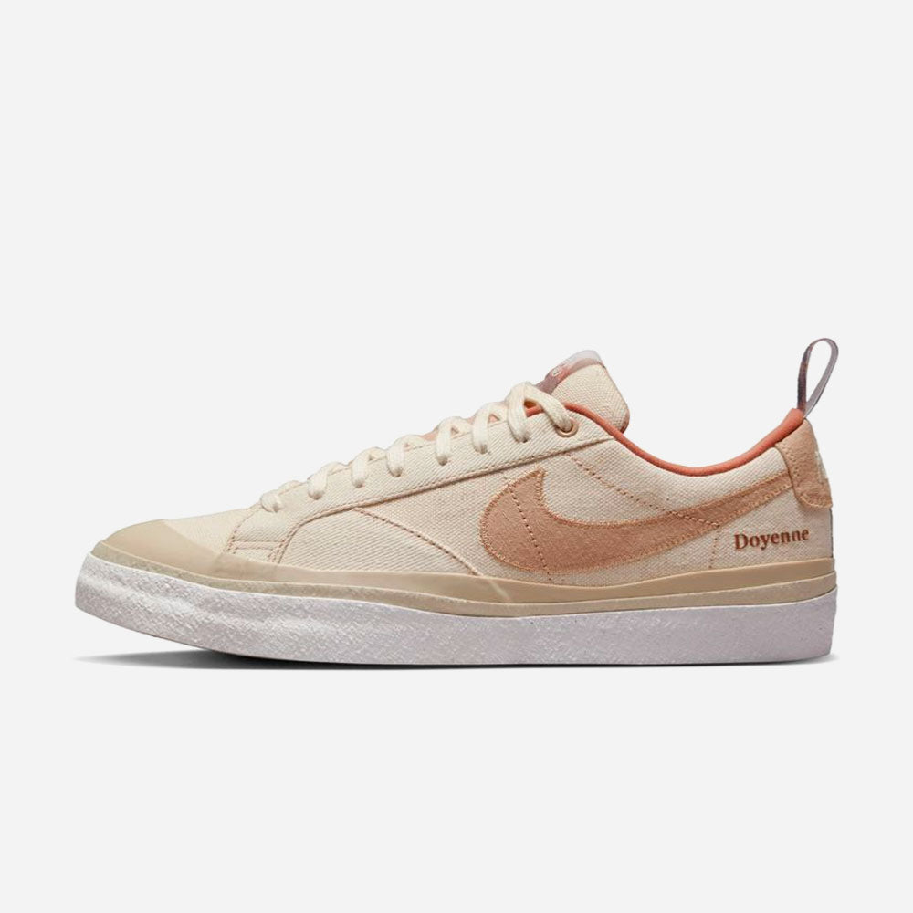 NIKE SB - ZOOM BLAZER LOW PRO QS X DOYENNE - COCONUT MILK RATTA LIMESTONE RATTAN